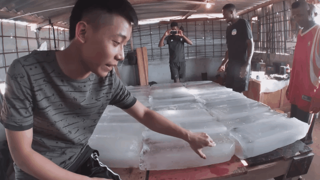 Khi đó chàng Youtuber đã nảy ra ý tưởng làm một chiếc "giường đá lạnh" để giúp cả team chống chọi trong "lò luyện" này. Và thế là anh cùng team bắt đầu mang từng tảng đá lạnh trong kho, lên trên tầng 2, xếp ngay ngắn trên giường.