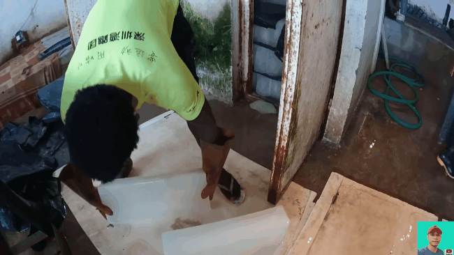 Không chỉ là nơi mà Quang Linh và team cho ra những đoạn clip hài hước thú vị, mà đây chính là "lò luyện" theo đúng nghĩa khi chàng Youtuber này phải chống chọi với cái nóng tới 45°C ở đây.