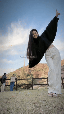 Dưới phần bình luận, dân mạng không ngớt lời khen dành cho nhan sắc của vợ Quang Hải khi cô nàng lấy lại vóc dáng quá đỉnh sau sinh quý tử được vài tháng, chuẩn câu "gái một con trông mòn con mắt".