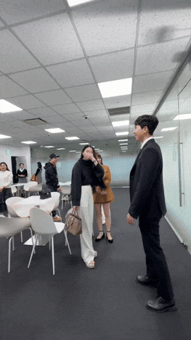 Trong chuyến công tác Hàn Quốc, vợ cầu thủ Quang Hải diện áo croptop, khoe trọn vòng eo phẳng lì, thon gọn "như chưa hề có cuộc đẻ nào".