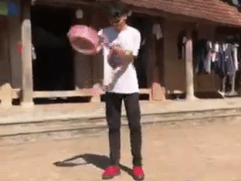 Cách đây không lâu, trên mạng xã hội từng xuất hiện tâm sự "dở khóc dở cười" về việc bị gia đình chê bai, phản đối vì không biết vẩy rau khiến cộng đồng mạng được phen bàn tán sôi nổi.