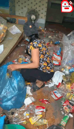 Mới đây, cảnh phòng trọ ngập rác của nam sinh Thái Nguyên đã khiến ai nhìn qua cũng phải "rùng mình".