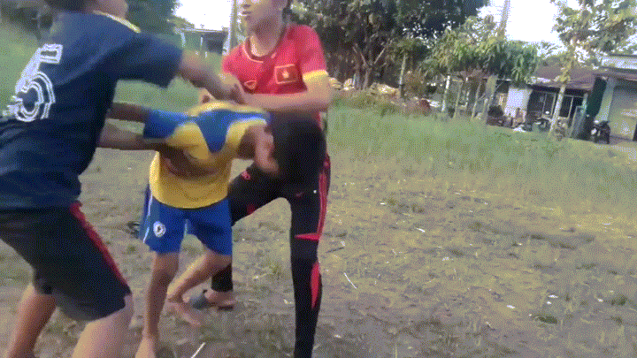 Theo cảnh báo, trào lưu lộn người này tiềm ẩn nhiều sự nguy hiểm, ảnh hưởng đến sức khỏe. Người thực hiện cú lộn không thành công thì sẽ có kết cục là ngã đập người xuống đất, thậm chí là bị thương nghiêm trọng tới xương và các bộ phận khác trên cơ thể.