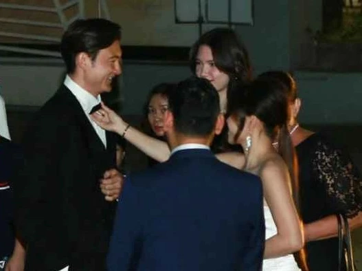 Đặng Văn Lâm "tình tứ" với bạn gái tại Quả bóng Vàng Việt Nam