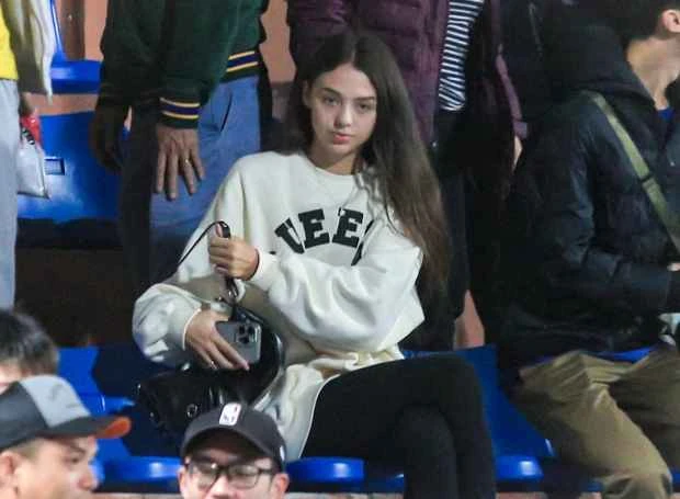 Vợ thủ môn Bùi Tiến Dũng xuất hiện ở Hà Nội cực thân thiện