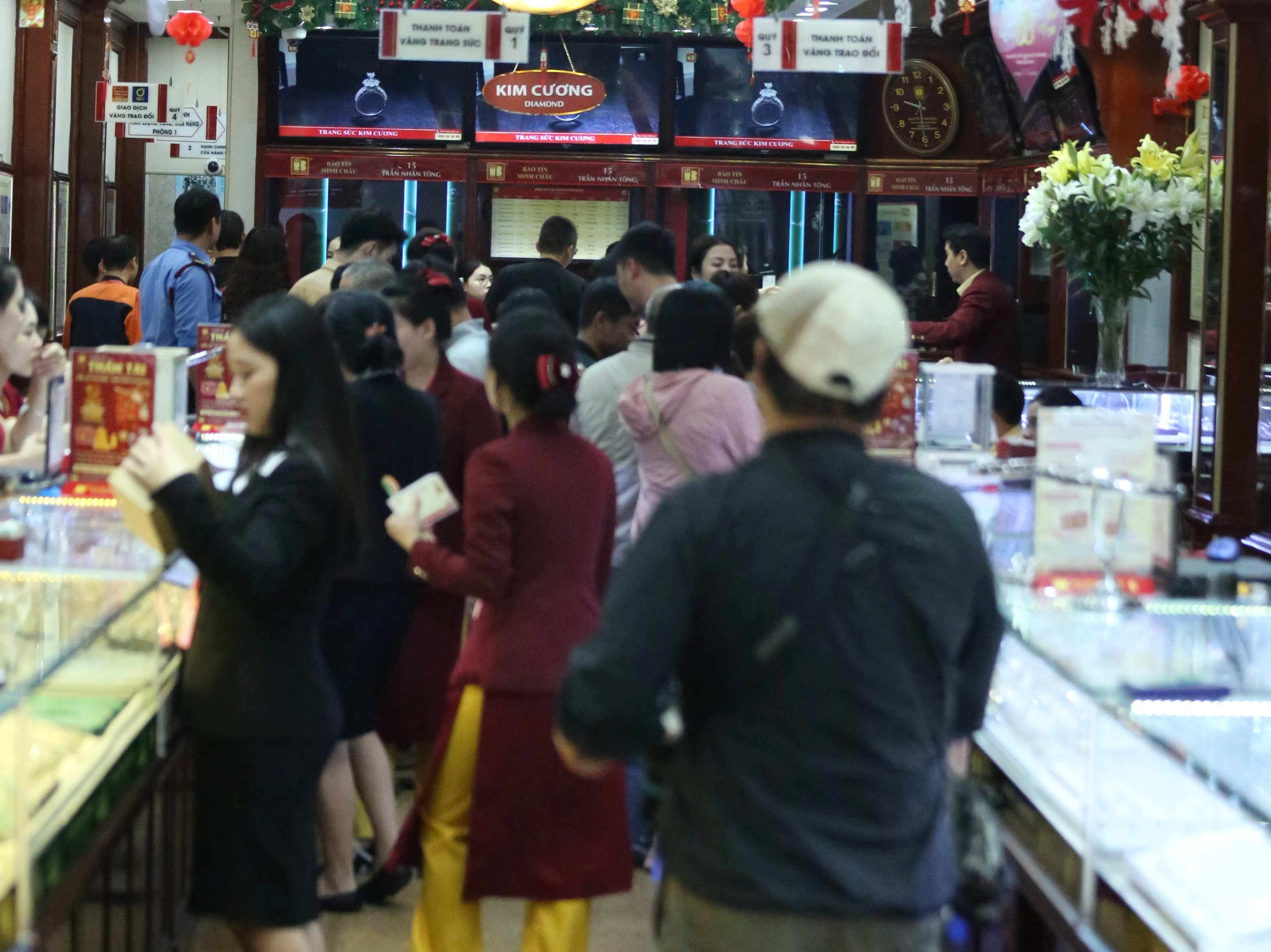 Cơ sở kinh doanh vàng tấp nập người mua trước ngày vía Thần Tài