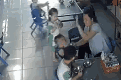 Long An: Dinh chi co giao danh dap, nhoi nhet com vao mieng tre