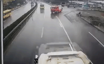 Theo đó, vào chiều ngày 18/3, tại tuyến đường Pháp Vân- Cầu Giẽ xảy ra vụ tai nạn liên hoàn khiến ùn tắc giao thông kéo dài. Tại đây một xe khách 16 chỗ (chưa xác định BKS) đã húc vào đuôi xe tải khiến 2 mẹ con bị mắc kẹt trong xe.