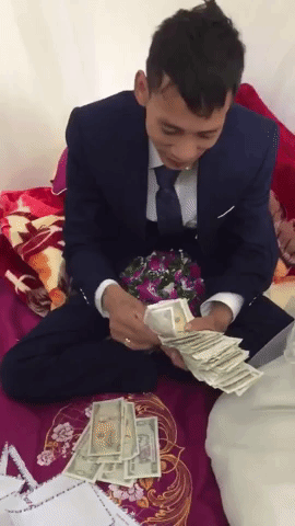 Trước đó, việc mừng đám cưới bằng tiền lẻ đã được nhiều nhóm bạn thân thực hiện và mang lại không ít tiếng cười cho toàn thể mạng xã hội.