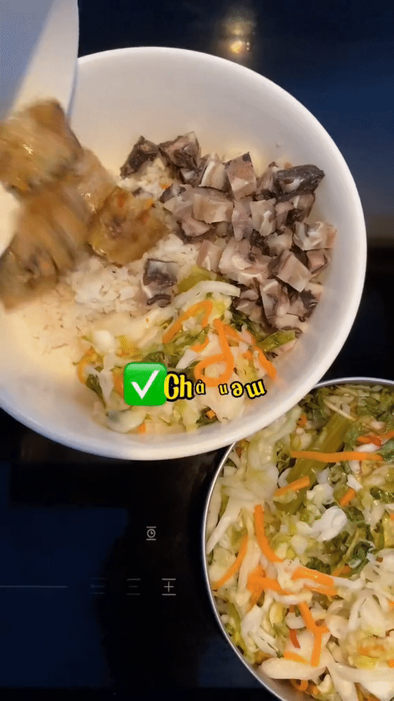 Một món ăn không thể ngờ tới chính là món cơm trộn vét tủ lạnh từ cô bạn TikToker đảm đang.