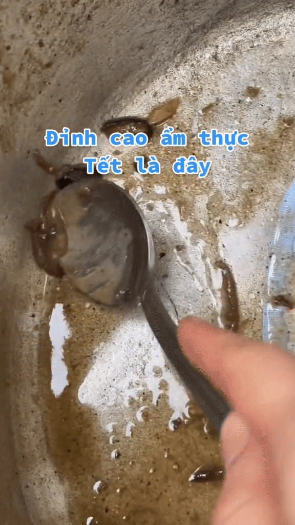 Đầu tiên là món giò xào hay thịt đông được một bạn nữ trên TikTok tận dụng cực kỳ "đỉnh cao". Phần nước sốt thịt còn sót lại được người bạn ví như là món ngon ngày Tết khi tất cả gia vị đậm đà đều lắng đọng dưới đáy nồi. Khi cô bạn vét hết phần nước sốt thì sẽ ăn cùng với cơm nóng, cực kỳ đưa cơm!