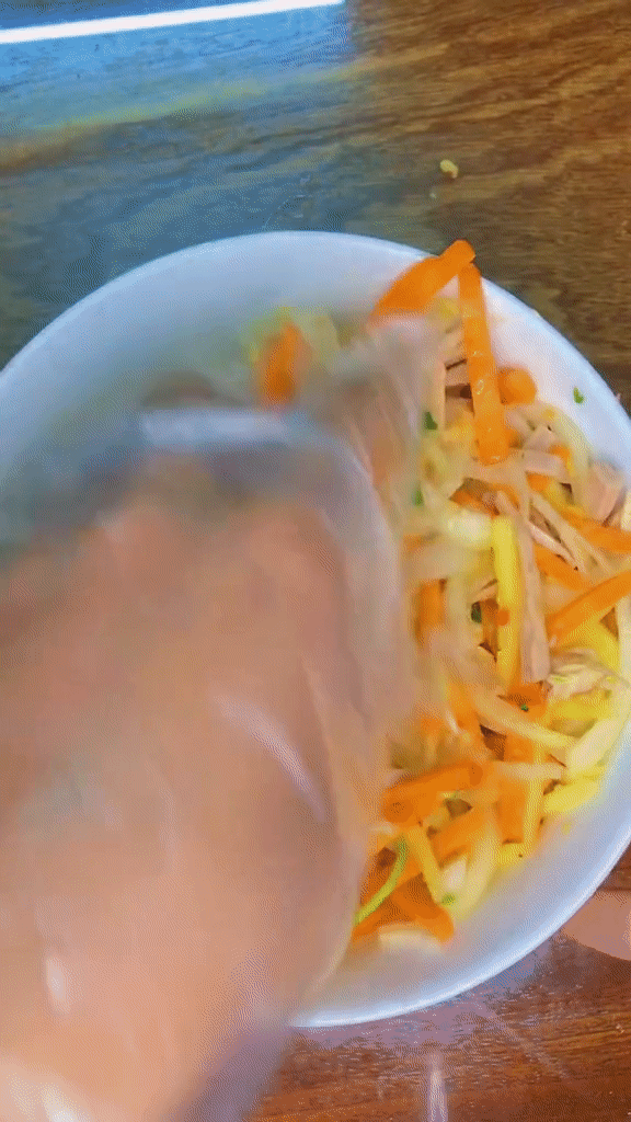 Với món này, bạn cũng có thể cho thêm chả lụa hay chả bò tùy thích để món ăn thêm phần phong phú.