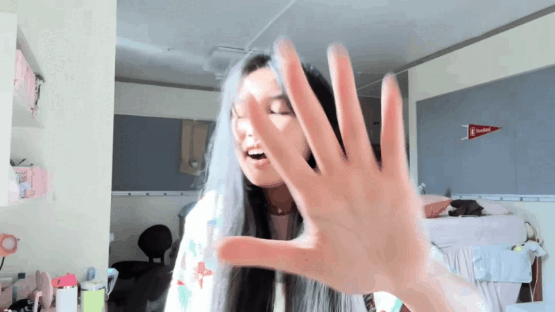 Mới đây nhất, Jenny Huỳnh vừa đăng tải đoạn clip tự tay decor phòng KTX ở Đại học Stanford. Trước khi được tân trang, căn phòng thuộc dạng dorm và có 3 người ở, thiết kế tối giản với khu vực giường ngủ, bàn học tập và sinh hoạt chung.