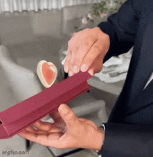 Theo đó, mẫu lì xì mà Thái Công cho ra mắt lần này có thiết kế vô cùng đơn giản với gam màu đỏ thẫm. Mặt trước của lì xì in dòng chữ Thái Công nổi bật, mặt sau có móc cài để cố định phần nắp đóng.