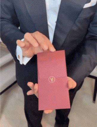 Theo chia sẻ của Thái Công, mỗi dịp Tết Nguyên đán anh lại tự tay làm ra những phong bao lì xì năm mới để dành tặng các khách hàng thân quen của mình.