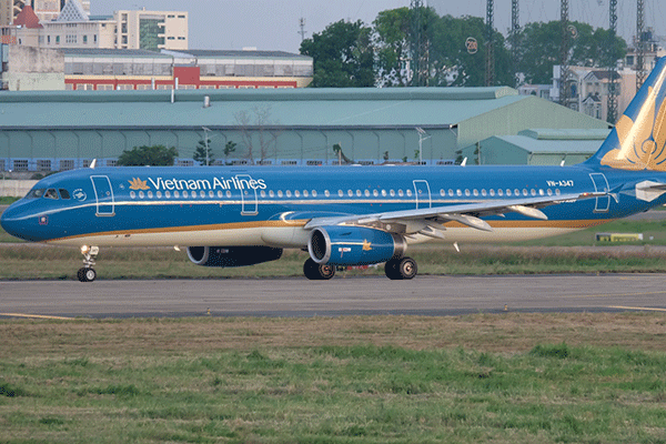 Sáng 26/7 vừa qua, chuyến bay VN1262 của Vietnam Airlines khởi hành từ TP HCM đi Vinh phải hạ cánh khẩn cấp tại Đà Nẵng để cấp cứu cho một nữ hành khách bị chảy máu ở vết thương trên ngực trái.