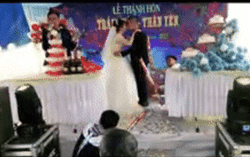 Đám cưới là dịp trọng đại của mỗi cặp đôi, do đó, ai cũng muốn đám cưới được tổ chức tưng bừng nhất có thể. Một "món" không thể thiếu trong dịp này chính là pháo giấy kim tuyến, không chỉ giúp không khí đám cưới thêm vui nhộn mà còn khiến khung cảnh thêm phần đẹp mắt.