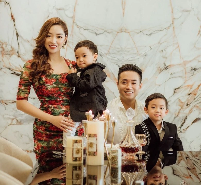 Theo chồng bỏ cuộc chơi, nữ tiếp viên hàng không vẫn nổi như cồn