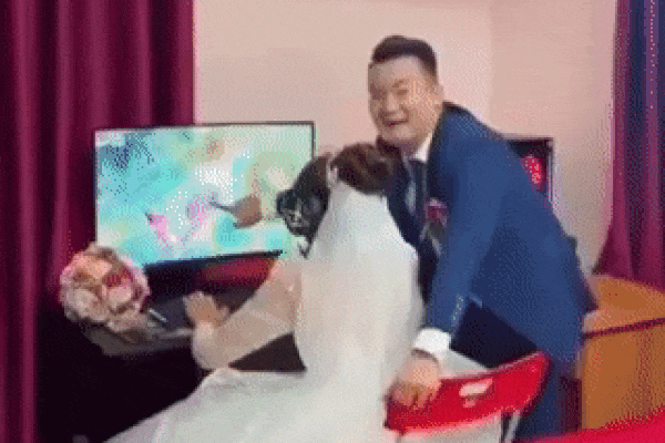 Không chỉ việc chạy Deadline hay thi hết môn mà một cô dâu khác còn tranh thủ cùng chồng làm vài ván game trước khi đến giờ đẹp để về nhà chồng.