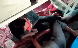 Mới đây, đoạn clip ghi lại những hình ảnh âu yếm trên xe giường nằm khiến nhiều người chú ý. Trong clip là một cặp đôi nam nữ. Cô gái nằm giường còn chàng trai nằm dưới sàn xe. Giữa ban ngày và ở nơi công cộng nhưng chàng trai ngang nhiên có những hành vi sờ mó âu yếm cô bạn gái. Cô gái hơi ngại ngần nên liên tục lấy tay đẩy ra, ngăn cản nam thanh niên.