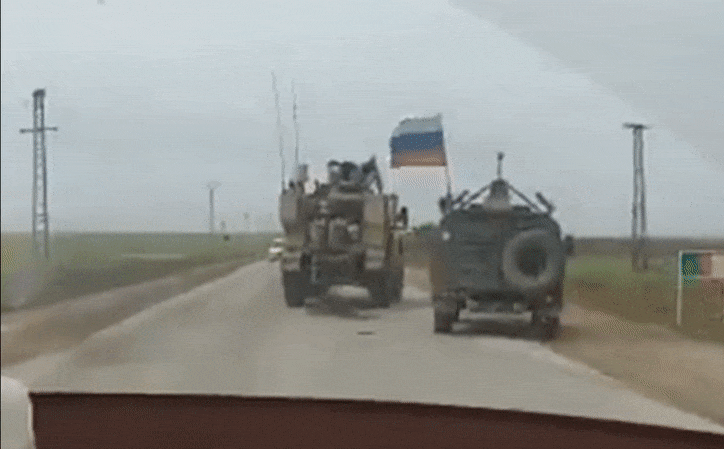 Thực tế hành động chèn xe và ép nhau trên các tuyến đường cao tốc tại phía Đông Syria vẫn diễn ra. Trong hình là xe bọc thép Mỹ ép xe bọc thép Nga lao xuống ruộng.