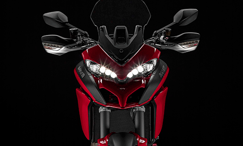 Xe được trang bị hệ thống Ducati Cornering Lights (DCL) với đèn pha chiếu sáng góc cua.