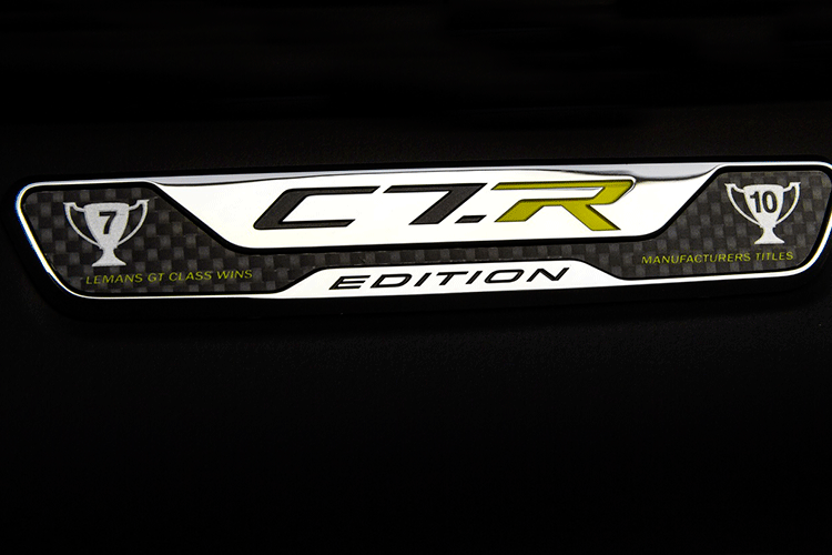 Logo C7.R Edition bằng các bon cũng có mặt ở nhiều nơi trên xe.
