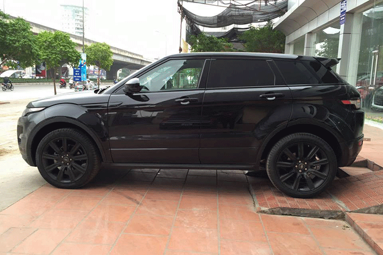 Đây là phiên bản đặc biệt mang lớp sơn đen ánh tím của dòng xe sang Range Rover Evoque, nó được một cửa hàng tư nhân tại Hà Nội nhập khẩu trực tiếp từ Mỹ.