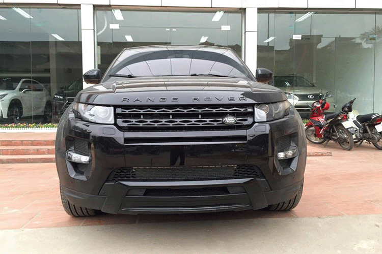 Range Rover Evoque Black Edition 2015 có kích thước tổng thể (dài x rộng x cao) là 4366 x 1965 x 1635 (mm), chiều dài cơ sở 2660mm, khoảng sáng gầm xe 215mm và nặng 1770kg.
