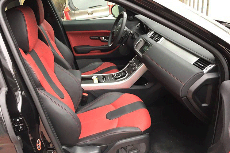 Range Rover Evoque sở hữu hộp số tự động 9 cấp thể thao. Range Rover Evoque Black Edition 2015 có thể tăng tốc từ 0-100km/h trong 7,6 giây trước khi đạt vận tốc tối đa 217km/h.