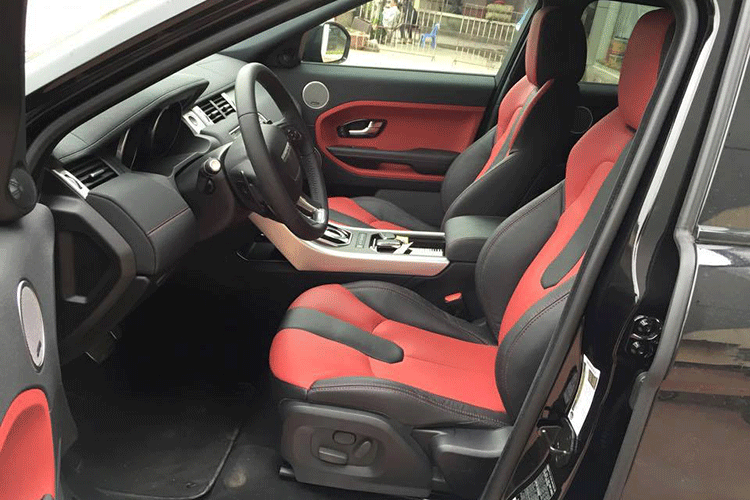 Range Rover Evoque được trang bị vô lăng bọc da cao cấp, có sấy vô lăng. Không gian thêm phần sang trọng với nội thất da cao cấp đi kèm với các chi tiết ốp vân gỗ.