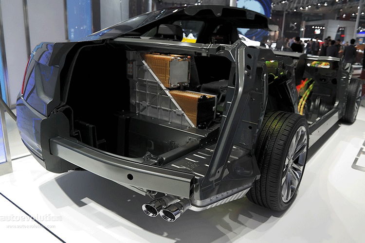 Đuôi xe cũng hiển thị rõ từng phần khi các kỹ sư Cadillac đã khéo léo đặt cụm pin 18.4 kWh vào giữa hàng ghế sau và cốp xe.