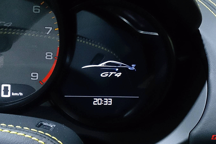 Porsche Cayman GT4 2016 được trang bị động cơ 6 xi-lanh thẳng hàng dung tích 3.8L sinh công 385 mã lực.