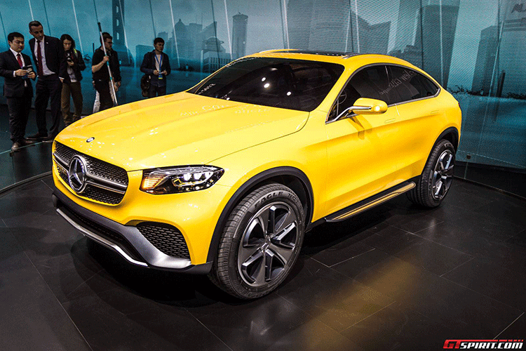 Cản trước của GLC Coupe trông khá đồ sộ, nó cố gắng tận dụng hết khoảng trống ở phía trước để hút khí làm mát động cơ. Hốc hút gió hai bên được làm lớn nhìn rất thể thao, khỏe khoắn.
