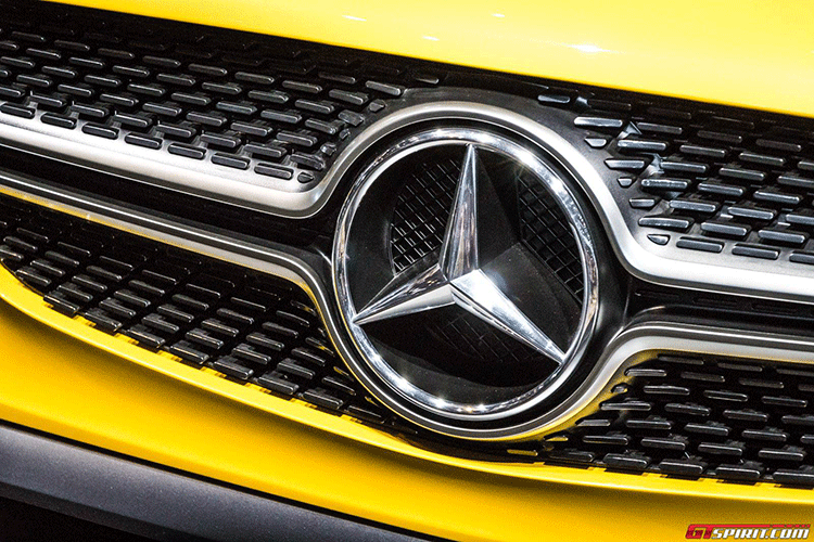 Mặt trước của GLC Coupe vẫn là sự xuất hiện của logo ngôi sao ba cánh đặt chính giữa lưới tản nhiệt, logo này được Mercedes-Benz mạ chrome sáng bóng.