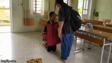 Cùng với đó là hành động liên tục giật tóc, tát liên tiếp vào mặt nạn nhân.