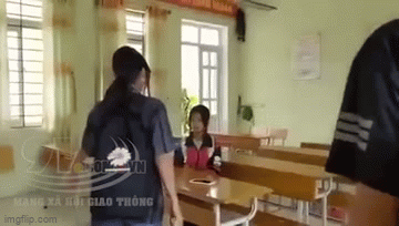 Cụ thể, nữ sinh áo đen đã bắt một bạn gái khác quỳ gối, luôn miệng văng tục, mắng chửi với từ ngữ vô cùng thiếu văn hoá: "Mày thích oai không? Mày cậy có chị mà oai á?", "Mày nghĩ cơ nhà mày to á?"...