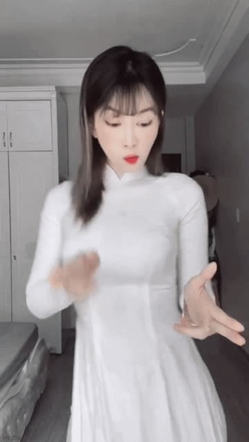 Mới nhất, hot girl Lê Bống lại khiến nhiều người bàn tán xôn xao vì đoạn clip cô nàng mặc áo dài, uốn mình nhún nhảy trên nền nhạc xập xình.