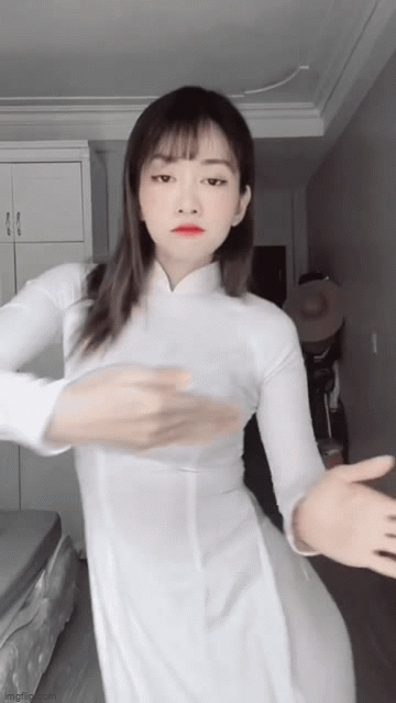 Đi kèm clip, Lê Bống ghi caption thả thính: "Mẹ cha cho bạc cho vàng. Không bằng lấy được nàng TikToker" nên cũng không rõ tại sao hot girl TikTok lại mặc áo dài trắng, content muốn hướng đến là gì.