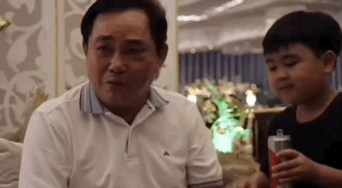  Hiếu thảo: Trong những đoạn clip về Hằng Hữu được netizen chia sẻ, gây chú ý hàng đầu là một khoảnh khắc thiếu gia lấy nước mời ông Dũng "lò vôi" khi ba mình đang nói chuyện với mọi người.