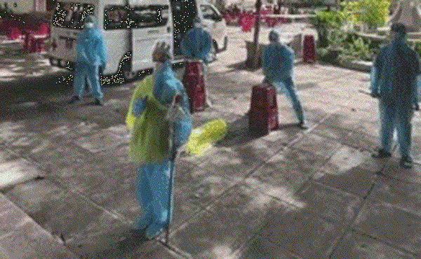 Mới đây, một đoạn video ghi lại cảnh đội ngũ tình nguyện viên chống COVID hóa thân thành đoàn lân để chào mừng trung thu khiến nhiều dân mạng thích thú.