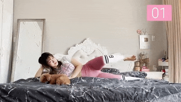 Sau khi clip hướng dẫn "luyện cơ" trên giường của Lê Bống được đăng tải, 2 luồng ý kiến của dân mạng được đưa ra. Nhiều người cho rằng, việc cô nàng chia sẻ bài tập là tốt những vẫn phải xem lại cách ăn mặc và đặc biệt là thái độ khi thực hiện.