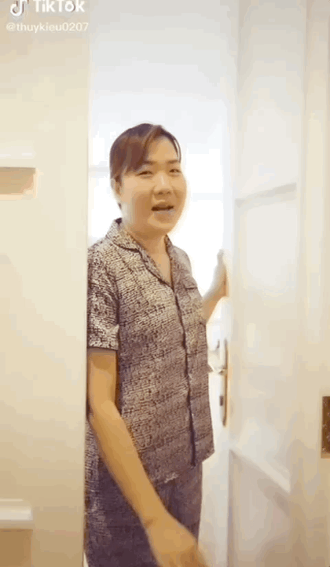 Ngoài việc nấu nướng cho "phó tổng" Ngọc Trinh, Thuý Kiều còn phải chăm chút cho mấy bé túi hiệu trị giá cả tỷ bạc, sắp xếp căn phòng chứa ngập đồ hiệu trong căn biệt thự 50 tỷ.