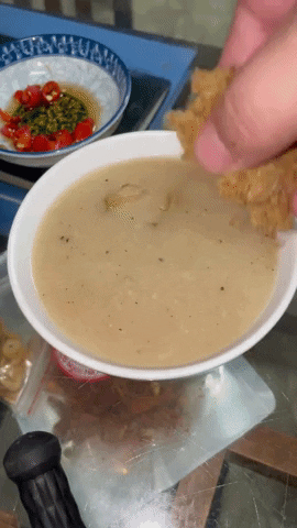 Cách nấu cháo bánh chưng vô cùng đơn giản, chỉ cần cho nguyên liệu chính vào nồi nước đun lên, nêm nêm thêm gia vị chút là đã giải cứu món ăn đặc trưng ngày Tết.