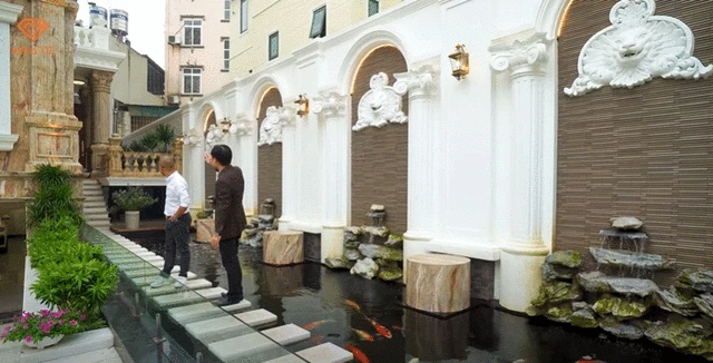 Bao bọc xung quanh hồ cá là phần rào chắn bằng kính trong suốt, có phần thiết kế lối đi trên mặt hồ.