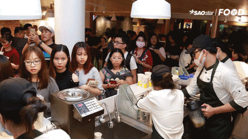 Nhắc đến trà sữa, đương nhiên các thương hiệu đến từ trà sữa Đài Loan sẽ được ưu ái hơn. Bởi vì nơi đây là “cái nôi” của món thức uống lừng danh này. Và những ngày qua Ten Ren, thương hiệu trà và cà phê được xếp vào hàng nổi tiếng nhất ở xứ Đài đã được nhượng quyền và vừa khai trương chính thức tại Sài Gòn những ngày tháng 11 vừa rồi.