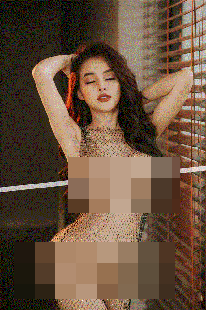 Không chỉ diện bộ đồ hở hang, trong các shoot hình, Ngân 98 còn liên tục thể hiện các tư thế nóng bỏng khiến điểm nhạy cảm trên cơ thể đều lộ ra trước ống kính.