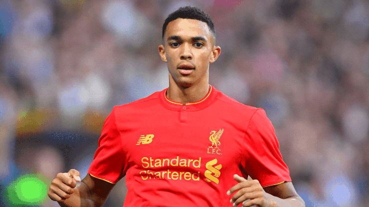 Liverpool vội trói chân sao trẻ: Hậu vệ trẻ Trent Alexander-Arnold đã chính thức kí vào bản hợp đồng mới để tiếp tục gắn bó trong màu áo Liverpool. Mùa trước, hậu vệ trẻ này được HLV Jurgen Klopp tin dùng và có trận ra mắt đội một tại EFL Cup gặp Tottenham. Trent Alexander-Arnold năm nay 18 tuổi và đã chơi cho đội một Liverpool được 11 trận, trong đó có 7 lần ra sân tại Ngoại hạng Anh. Ảnh: Goal