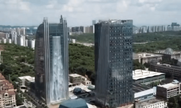 Thác nước có chiều cao 108m, xối thẳng nước xuống bể lớn đặt dưới chân tòa tháp.
