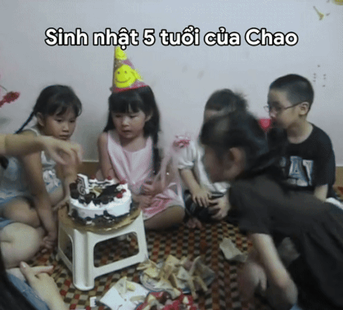 Tiệc sinh nhật của Chao rất giản dị và ấm cúng, có phần khác biệt và hơi khó tin so với danh phận là tiểu thư trong gia đình giàu có.